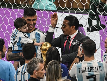 El restaurador turco Nusret Gökçe hace su famoso gesto sobre el trofeo del Mundial el pasado domingo 18 de diciembre, rodeado de jugadores de la selección argentina.
