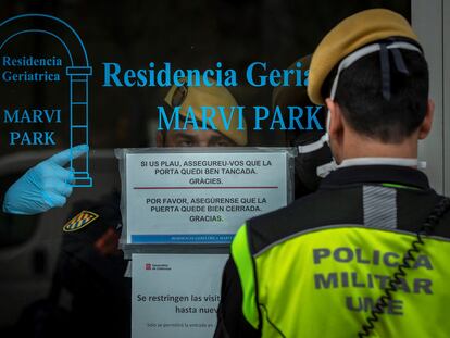 Miembros de la UME realizan tareas de inspección en una residencia.