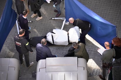 Hallazgo del cadáver de un hombre descuartizado y dentro de una maleta en la Calle Casanova, en el Eixample de Barcelona, el 29 de noviembre de 2022.