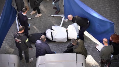Hallazgo del cadáver de un hombre descuartizado y dentro de una maleta en la Calle Casanova, en el Eixample de Barcelona, el 29 de noviembre de 2022.