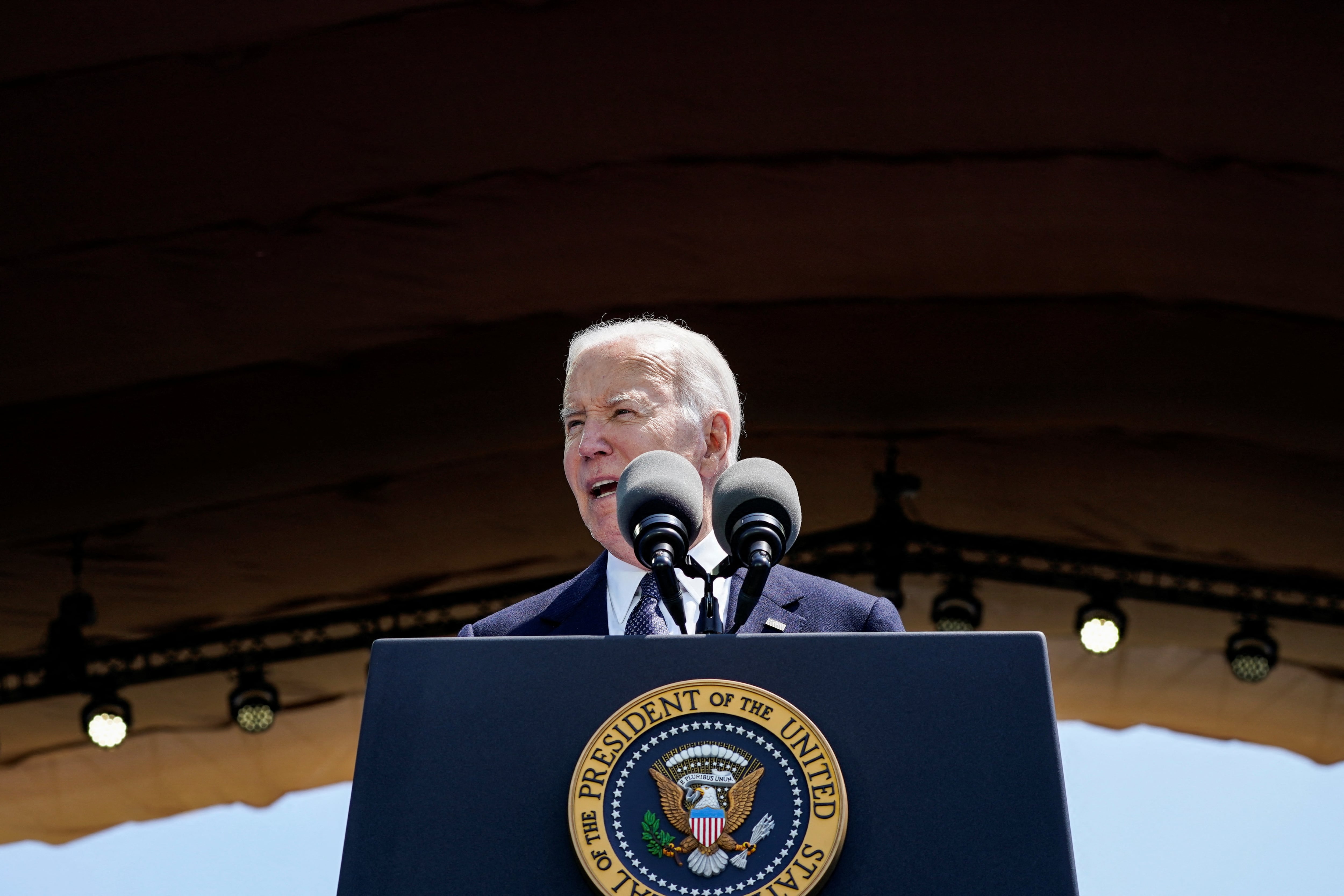 El presidente estadounidense, Joe Biden, da un discurso en el Cementerio Americano de Normandía, durante los actos conmemorativos de este jueves.