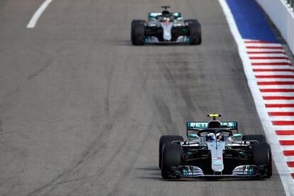 Valtteri Bottas seguido por Lewis Hamilton.