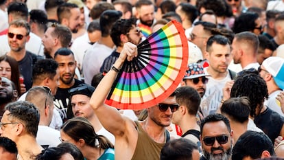 Ambiente en la plaza de Pedro Zerolo de Madrid durante el Pregón del Orgullo 2025, este miércoles.