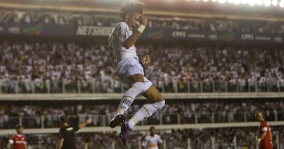 Neymar celebra uno de sus tres goles.