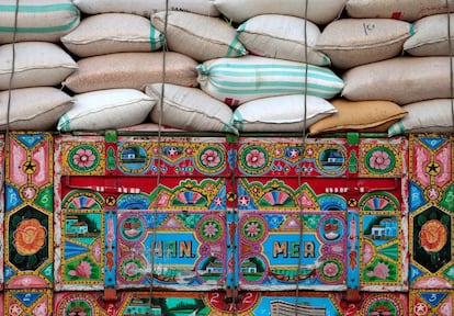 Estos vehículos llaman la atención con sus llamativos dibujos de flores, sus motivos islámicos y sus picos cubiertos de nieve del Himalaya. En la imagen, detalle de uno de los camiones decorados cargado con sacos en Charsadda.