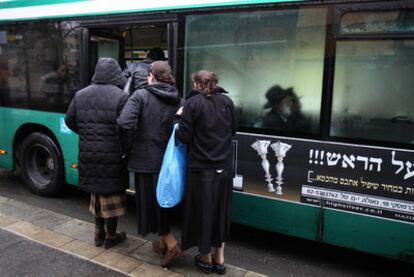 Varias judías ultraortodoxas suben a un autobús por la puerta trasera en Jerusalén el pasado febrero.