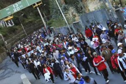 Docenas de maestros bolivianos marchan hoy, martes 14 de mayo de 2013, para reclamar al Gobierno de Evo Morales mejores pensiones de jubilación en una residencial zona sur de La Paz.