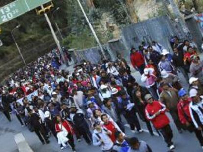 Docenas de maestros bolivianos marchan hoy, martes 14 de mayo de 2013, para reclamar al Gobierno de Evo Morales mejores pensiones de jubilación en una residencial zona sur de La Paz.