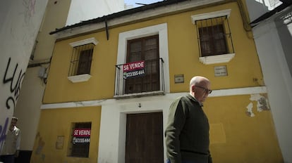 A For Sale sign outside Velázquez's home in Seville.