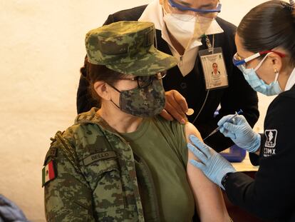 Plan de vacunación contra la covid-19 en el Hospital Central Militar en Ciudad de México.
