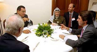 José María Aznar, Yasir Arafat, Hosni Mubarak y Simón Peres (de espaldas), durante el almuerzo que mantuvieron ayer.