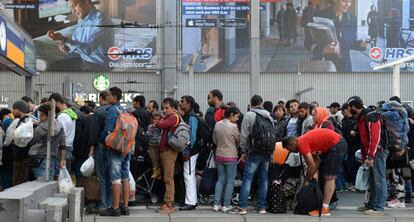 Decenas de migrantes aguardan para coger un tren en una estación de Múnich (Alemania), en septiembre de 2015.