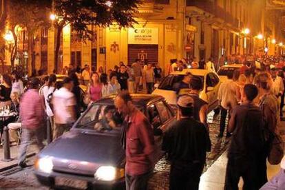 Marcha nocturna en una calle del barrio del Carmen (Valencia).