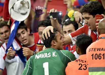 O goleiro Keylor Navas comemora com a torcida da Costa Rica a vitória contra a Grécia nos pênaltis, em Recife.