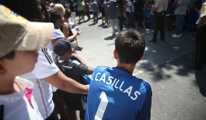 Un fan de Casillas espera la llegada del portero