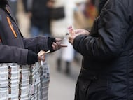 Una persona compra un décimo de la administración de lotería Doña Manolita de cara al Sorteo Extraordinario de la Lotería de Navidad, en 2023, en Madrid.