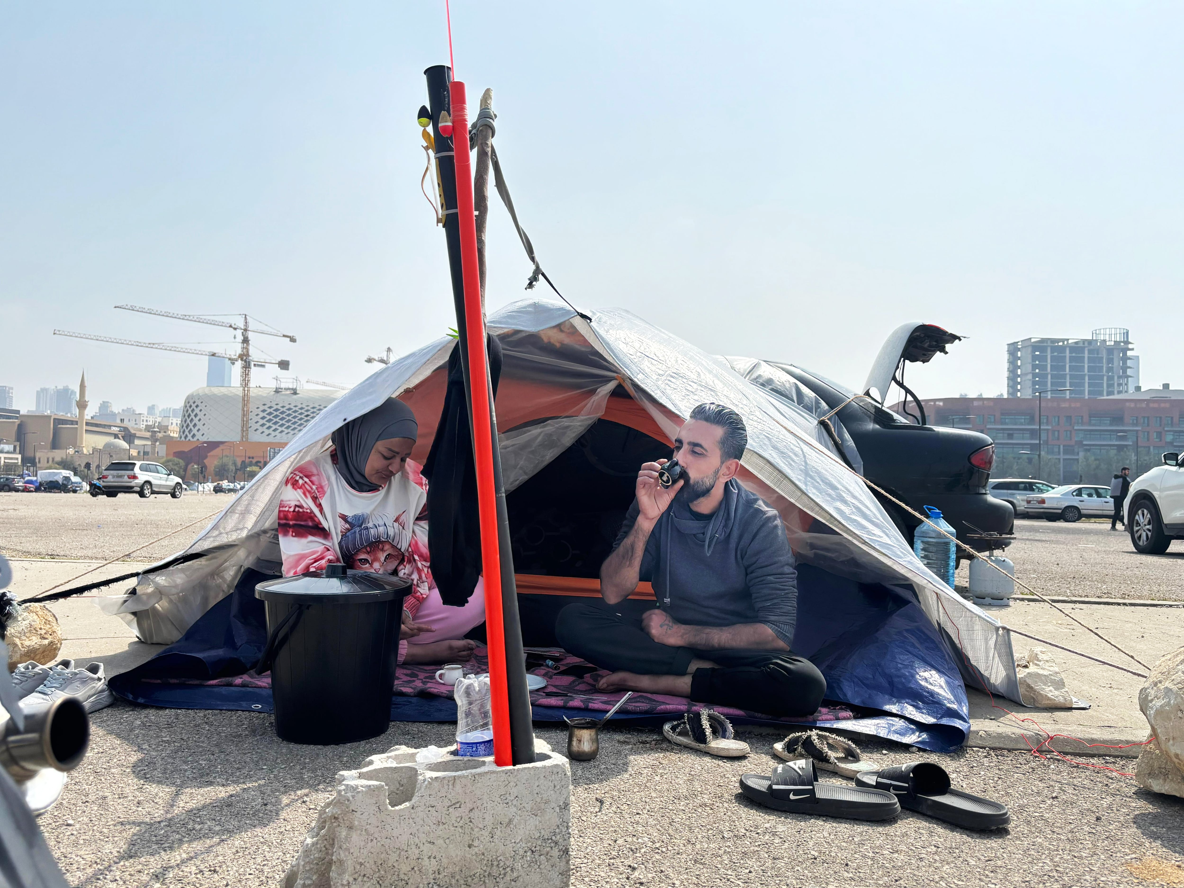 Mohamed Saleh con su esposa en la tienda de campaña donde viven, junto al paseo marítimo de Beirut, ahora después de haber tenido que abandonar su casa por los bombardeos israelíes.