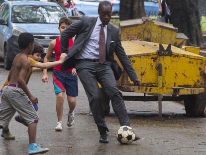 El actor Don Cheadle juega al fútbol con unos niños en La Habana en enero.