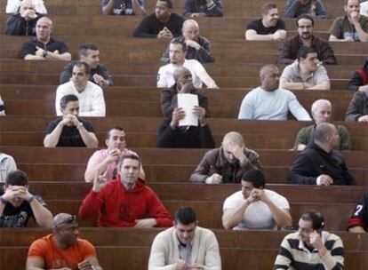 Un grupo de porteros, minutos antes de que empezara el examen en un aula de la Facultad de Derecho de la Complutense.