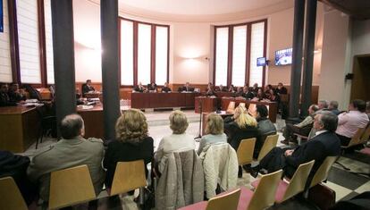 Los acusados por una estafa piramidal, ayer en el juicio.