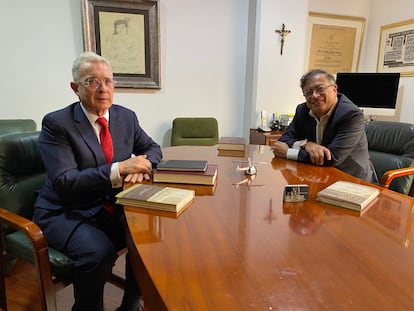 Álvaro Uribe, a la izquierda, y Gustavo Petro, reunidos la semana pasada en Bogotá para levantar puentes de diálogo entre ambos.