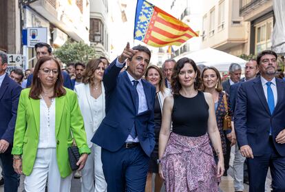 Carlos Mazón, en compañía de la presidenta de Les Corts Valencianes, Llanos Massó (a la izquierda de la imagen) y la presidenta madrileña, Isabel Díaz Ayuso (a la derecha), en el trayecto entre el Parlamento y el Palau de la Generalitat.  