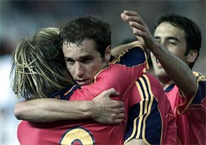 Mendieta y Raúl felicitan a Helguera tras marcar éste el primer gol de España.