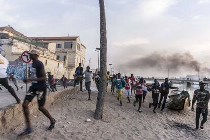 Pescadores y jóvenes de Guet Ndar, en la ciudad de Saint Louis, corriendo por la orilla del río Senegal.