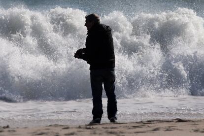 España se mantiene en alerta debido a la llegada de la borrasca Bella, con previsión de fuertes rachas de viento en todo el litoral y en el interior de la península y las islas Baleares, según la Agencia Estatal de Meteorología (Aemet). Todo esto viene acompañado de descenso de temperaturas y de nevadas.