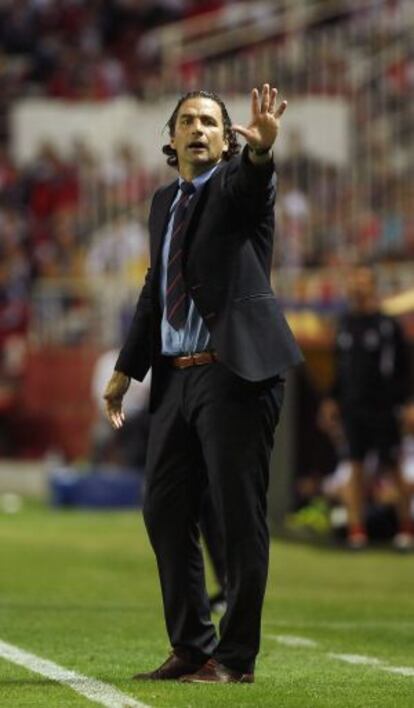 Pizzi da instrucciones durante el partido ante el Sevilla