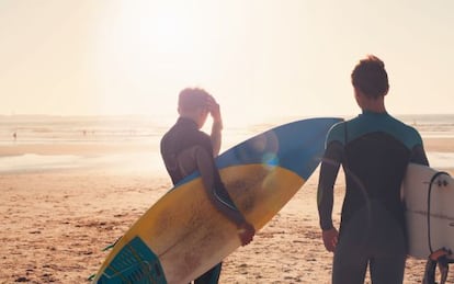 Surfistas na praia de Peniche, em Portugal.