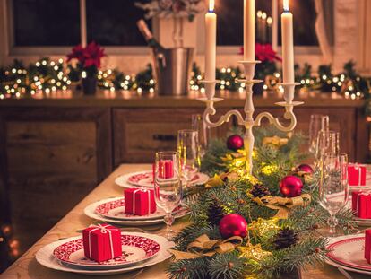 Decora tu mesa estas fiestas con platos con motivos navideños. GETTY IMAGES.