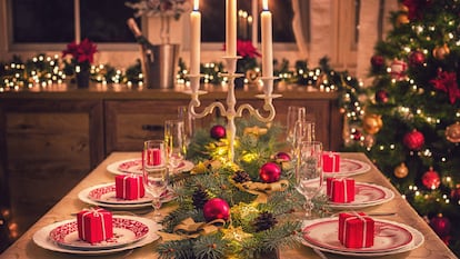 Decora tu mesa estas fiestas con platos con motivos navideños. GETTY IMAGES.