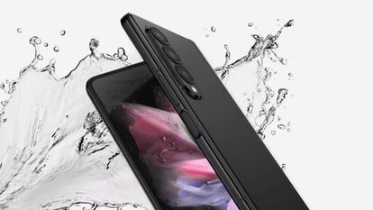 Teléfono Samsung Galaxy en agua