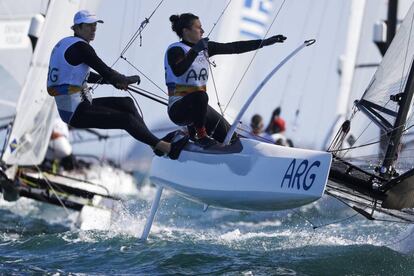 Lange e Carranza manobram durante a competição na classe Nacra 17.