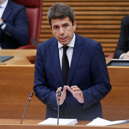 VALENCIA (ESPAÑA), 15/11/2024.- El president de la Generalitat, Carlos Mazón comparece en Les Corts durante el pleno de este viernes en el que rinde cuentas de lo que hizo el 29 de octubre y contar cómo va a remodelar la estructura de su gobierno para adaptarla a la reconstrucción. EFE/Manuel Bruque
