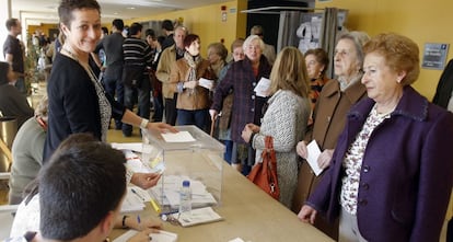 Desplome de la participación. Tanto en Andalucía como en Asturias la afluencia de votantes ha sido menor que en los últimos comicios: a las dos de la tarde, en Andalucía se había registrado un dato de participación hasta diez puntos menos; 8,5 puntos menos en el caso de Asturias. En la imagen, electores esperan su turno para votar en un colegio electoral en Gijón.