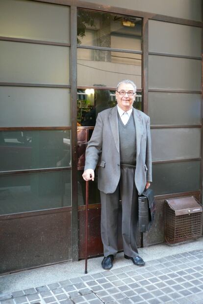 Sonriente, el compositor cruza la puerta de su casa en Barcelona para emprender viaje hacia Riudoms, donde nació el 28 de noviembre de 1931. Regresa para recorrer los lugares qu emarcaron su niñez, adolescencia y juventud en busca de sus orígenes.