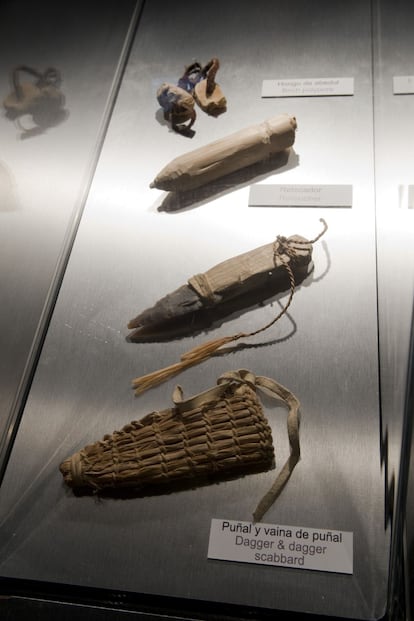 Varias réplicas de los pertrechos de Ötzi, el hombre de hielo. Un hongo de abedul, un retocador, un puñal y vaina de puñal.