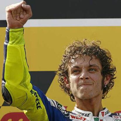 Rossi celebra en el podio su triunfo en el pasado Gran Premio de Portugal.