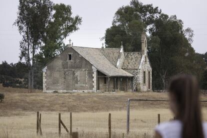 En las cercanías de la mina, está la iglesia anglicana del poblado, de forma cruciforme.