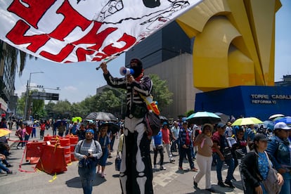 Maestros de la CNTE marchan en Paseo de la Reforma, en Ciudad de México, el 30 de mayo de 2025.