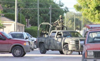 El Ej&eacute;rcito resguarda la calle tras un enfrentamiento en Tamaulipas. 