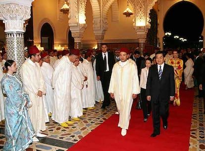 El rey Mohamed VI (en el centro), acompañado por el presidente chino, Hu Jintao, durante la visita de éste a Marruecos en abril del año pasado.