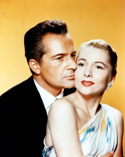 Rossano Brazzi y Joan Fontaine protagonizaron 'Una cierta sonrisa' en 1958. Esta es una de las imágenes promocionales de la película.  