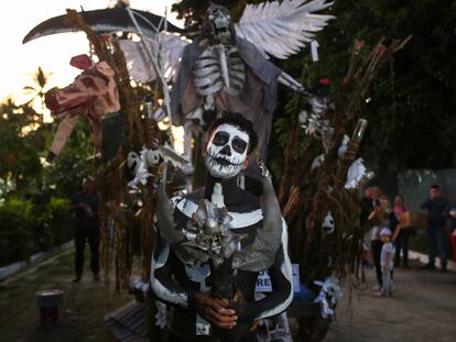 Un participante del desfile de 'La Calabiuza' en Tonacatepeque, El Salvador el 1 de noviembre de 2022