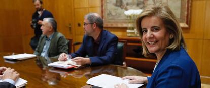 Fátima Báñez, ex ministra de Empleo y Seguridad Social, en primer plano, con los líderes de los sindicatos CC OO, Unai Sordo (centro) y de UGT, Pepe Álvarez.