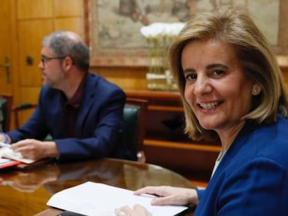 Fátima Báñez, ex ministra de Empleo y Seguridad Social, en primer plano, con los líderes de los sindicatos CC OO, Unai Sordo (centro) y de UGT, Pepe Álvarez.