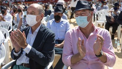 Francisco Camps, a la izquierda, con Alberto Fabra, ambos expresidentes de la Generalitat, en el acto que el PP celebró en octubre en la plaza de toros de Valencia.