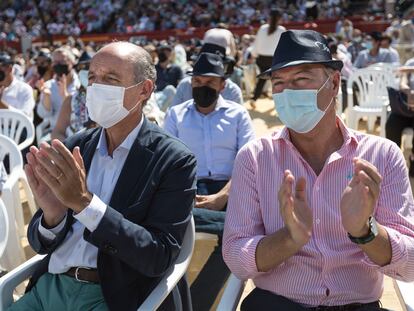 Francisco Camps, a la izquierda, con Alberto Fabra, ambos expresidentes de la Generalitat, en el acto que el PP celebró en octubre en la plaza de toros de Valencia.